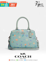 COACH C8216 MINI LILLIE CARRYALL WITH MYSTICAL FLORAL PRINT สีใหม่ล่าสุด กับรุ่นที่สุดของความขายดี คอลยอดฮิตในลวดลายสุดชิค กระเป๋าสะพายทรงสวย ที่ดีไซน์ออกมาให้ใช้งานง่าย สะดวก สวย หรู ดูดี!! วัสดุหนังแคนวาสเคลือบลาย มาพร้อมสายสะพายข้างและหูจับในตัว ถอดออก