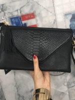 มาตามคำเรียกร้องคะสำหรับ size นี้ รอบนี้ ได้ ของ KEEP BRAND มาคะ รับรองความสวย 😍กระเป๋า KEEP Doratry shoulder &clutch bag ตัวกระเป๋าผลิตจากหนังแกะเทียม ตัดกับ ลายงู ลายหนังชัดเจน สวย อะไหล่ทองเพิ่มความหรูให้กับกระเป๋าสุดๆคะ 🌵จุดเด่นคือ สาม