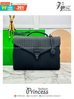 ORI หนังแท้ | Bottega Intrecciato Briefcase business Handbag / Bottega Messenger Bag กระเป๋าใส่เอกสาร กระเป๋าทรงแมสเซ็นเจอร์ สวยเรียบหรูคลาสสิกเป็นเอกลักษณ์ โดดเด่นด้วยงานสานตาราง ดีไซน์เรียบง่าย แต่ดูแพง ไอเท็มสุดปัง!!