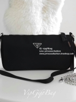รุ่นใหม่ จากแบรนด์ Prada Crossbody *มีมาให้ถึง2สาย สายผ้าติดกับตัวกระเป๋า และสายยาวโซ่เงิน ด้านหน้ามีโลโก้แบรนด์สวยหรู เปิดปิดด้วยซิป อะไหล่สีเงินทั้งใบ ด้านในบุด้วยผ้าลายแบรนด์ มีโลโก้แบรนด์ ด้านในใส่ของได้เยอะคะ ใส่กระเป๋าตังยาว เครื่องสำอางค์
