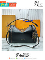 ORI หนังแท้ | LV Express MM Bag 30cm กระเป๋าสะพายทรงหมอนสปีดี้ดีไซน์ใหม่ล่าสุด โฉบเฉี่ยว แต่งคาดหน้าโมโนแกรมโดดเด่น ตัวกระเป๋าสีพื้นตัดกันอย่างลงตัว พร้อมหูแบบจับยาวถอดได้จะถือหรือคล้องไหล่ก็เก๋