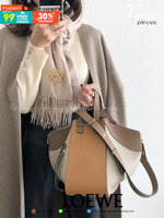 LOEWE HANDLE & SHOULDER BAG GIFT WITH PURCHASE (GWP) กระเป๋าถือหรือสะพายหนังแท้พรีเมี่ยมกิ๊ฟ Limited จาก LOEWE PERFUME DUTYFREE รุ่น Rare items สุดๆวัสดุหนังแท้ Calfskin หนังสวยดีไซน์มีเอกลักษณ์ ใบใหญ่กำลังดี น้ำหนักเบา สามารถปรับได้หลายทรง ด้านข้างมีซิปป