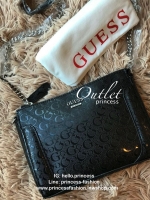 Guess Delgado Mini Crossbody Top Zip กระเป๋าสะพายจาก GUESS มาพร้อมกับดีไซน์เรียบหรู ดูสวยงาม ดูแลรักษาได้ง่าย เหมาะสำหรับเป็นเพื่อนคู่ใจทุกการเดินทาง วัสดุ Base G-shine Logo สายสะพายโซ่ต่อหนัง ความยาว 117 cm เปิดปิดด้วยซิปเดียว ใช้งานง่ายให้คุณสะพายได้อย่