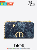 หนังแท้ Large Dior Caro Bag Blue Dior Flowers Cannage Denim กระเป๋าสะพายทรงกล่องเปิดหน้า งานหนังแท้และเดนิมแจ็กการ์ดอย่างดี แต่งอะไหล่CD ด้านหน้า มาพร้อมสายสะพายหนังสลับโซ่อะไหล่ทองหรูหรา สามารถปรับระดับได้ ถอดออกได้ ภายในโล่งกว้างจุของได้เยอะ ภาพสินค้าถ่