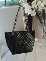 Must Have! Chanel Tote & Shopping Bag กระเป๋าสะพายทรง Shopping Bag พรีเมี่ยมกิ้ฟ Limited Edition ของแท้ 100% นำเข้าจาก Chanel Perfume Counter ใบใหญ่วัสดุหนัง PU ประดับโลโก้ CC สุดคลาสสิค ซับใน Polyester 100% เปิดปิดด้วยกระดุมแม่เหล็ก จุสุดๆ สามารถใส่เอกสา