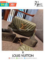LV new wave pochette multi bag กระเป๋าสะพายมัลติฟังก์ชั่น สุดหรู มาพร้อม box set รับรองว่าดีงาม ลูกเล่นคลาสสิคผสานความวินเทจ มีสายสะพายให้ 2 เส้น และกระเป๋าใบลูก เล็กน่ารัก วัสดุหนังแท้ ภายในเป็นช่องโล่ง แบ่งสัดส่วนมีช่องย่อย ใบนี้ปรับใช้ได้หลายสไตล์ ลุคไ