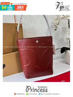 Rally The Bag Whisper กระเป๋าทรงบัคเก็ตงานหนังรุ่นใหม่ ฮอทติดลมบน มาแรงสะพายกันทั่วบ้านทั่วเมือง สายแบกสายขนห้ามพลาดจุของได้เยอะ รุ่นหนังผิวสัมผัสนิ่มมือ ทนทานและจุสิ่งของได้ครบครัน โดดเด่นด้วยโลโก้ตัวนูน