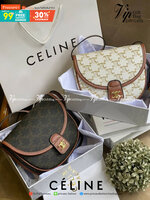 CELINE MINI BESACE IN TRIOMPHE CANVAS หรูหราไปกับกระเป๋าหนังแคนวาสลาย triompe ด้วยขนาดที่กะทัดรัดและดีไซน์ที่เรียบหรูนี้ จึงสามารถนำไปแมทช์กับการแต่งตัวได้ง่าย ไม่ว่าจะเป็นสไตล์การแต่งตัวเท่ ๆ จนถึงสไตล์การแต่งตัวน่ารัก ๆ เพิ่มความหรูหราและโดดเด่นด้วยการต