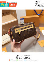 LV Monogram Pochette Cite shoulder bag กระเป๋าสะพาย รับรองว่าดีงาม ลูกเล่นคลาสสิคผสาน ขนาดน่ารัก ภายในเป็นช่องโล่ง ใบนี้ปรับใช้ได้หลายสไตล์ ลุคไหนๆก็ตอบโจทย์ หรือจะยกเป็น everyday bag ก็ใช่เลย แนะนำจริงๆจ้า