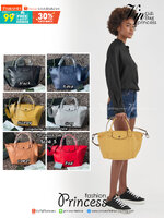 Longchamp Le Pliage Cuir Top handle bag S เรียกว่าเป็นกระเป๋าอีกหนึ่งรุ่นที่ไม่ว่ายังไงก็ฮอตฮิตและติดเทรนด์ตลอดไม่เคยเปลี่ยนกับ ทรง Le Pliage Cuir หนึ่งในตระกูลกระเป๋าสุดไอคอนิกจากแบรนด์