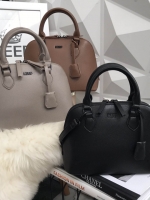 ซูมๆ ใกล้ๆ กันเลย กับ New collection KEEP ' Taylor ' ทำ size ใหม่ (9.5") อยากแนะนำมาก อยู่ระหว่าง มินิ กะ คลาสสิค ขนาด ดี๊-ดี ไม่เล็กไม่ใหญ่ไป แถม!! ดีไซน์รุ่นนี้ เป็นอะไหล่ดำ แต่งกะ look casual style ได้แมตช์ม๊ากกกก มี 3 สี Earth tone ให้เ