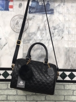 รุ่นใหม่ล่าสุด ขนาด มินิ หนังแกะสวยมากคะ สีเข้าใหม่ >> สี classy black รุ่น KEEP quited leather Pillow bag สวย น่ารัก ขนาดตอบทุกโจทย์การใช้งาน เห็นแล้ว #หลงรักเลยคะ ตัวกระเป๋าขนาดกำลังดี จุของคุ้ม หนังแกะ สวยมาก ดูแลรักษาง่าย #ตกแต่งด้วยพวงกุญแจปอมๆ