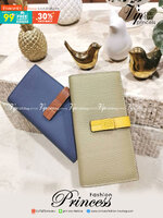 LOEWE LONG WALLET BAG วัสดุหนังแท้เทคเจอร์สวยอยู่ทรงปั้มโลโก้แบรนด์ด้านหน้าเปิดปิดด้วยกระดุม ภายในมีช่องใส่ธนบัตรหลายช่อง ช่องหลักสามารถใส่มือถือได้ มีช่องซิปใส่เหรียญ ช่องใส่ธนบัตรใส่แบงก์พันได้ สวยน่าใช้ พร้อมส่งที่ไทยสุดคุ้มห้ามพลาด!