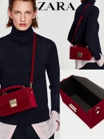 Zara rigid corduroy minaudière 2017 กระเป๋าทรงกล่องมาด้วย top ผ้าลูกฟูกเท่ๆ อะไหล่สีทอง ด้านหน้าตัวล็อค แบบสวมปุ่มล็อค หูพับลงได้ สายสะพายถอดและปรับระดับได้ ด้านในช่องโล่ง สามารถใส่ กระเป๋าเงิน มือถือจุกจิกได้พอสมควร น้ำหนักเบามาก ดีไซน์ไม่เหมือนใครตามสไต