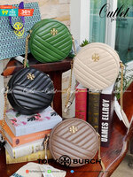 Tory burch Kira Cheron Circle Crossbody กระเป๋าสะพายคาดลำตัวรุ่นนี้โดดเด่นด้วยรูปทรงกลมสุดชิค ขนาดกะทัดรัด พร้อมด้วยหนังกระเป๋าที่ทำจากหนังแท้คุณภาพดี เพราะ Kira Chevron เป็นรุ่นที่ตอบโจทย์และครองใจสาว ๆ ได้อย่างแท้จริง เนื่องจากมีดีไซน์เรียบหรู โดยทางแบร
