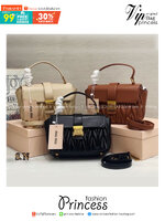 MIU MIU Matelesse Leather Crossbody bag กระเป๋าถือทรงมินิโท้ท พร้อมหูจับใช้งานง่าย และสายสะพายสุดชิค ปรับใช้ได้ตามสไตล์ความชอบได้เลย ดีไซน์เพิ่มดีเทล ด้วยการเดินด้ายเป็นเอกลักษณ์