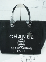 Chanel Tote canvas premium gift จากแบรนด์ Chanel กระเป๋าสะพาย Chanel Tote canvas โลโก้ปัก กระเป๋า ทรง Tote ผ้า canvas เนื้อหนาอย่างดี มีซับใน ด้านหน้าปักโลโก้แบรนด์หรู **จุดเด่นที่ หูจับมี 2 แบบคือ แบบสายหนัง และ โซ่ สามารถ สะพายไหล่ได้คะ ใบใหญุจุของคุ้ม 
