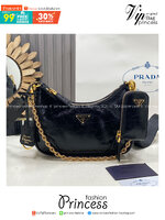 ORI หนังแท้ | Prada Re-Edition 2005 bag in Naplak leather กระเป๋าสะพายทรงโฮโบหนังแก้ว ดีไซน์เอฟเฟกต์มันวาวและเท็กซ์เจอร์ที่มีเสน่ห์สไตล์วินเทจ พร้อมทริกห้อยเพิ่มสไตล์สัมผัสที่โดดเด่นและร่วมสมัยยิ่งขึ้น