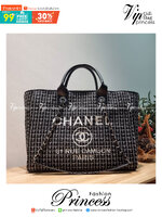 CHANEL LARGE TOTE BAG / CHANEL DEAUVILLE TOTE / CHANEL TOTE BAG กระเป๋าสะพายผ้าทวิต ทรงโท้ทใบใหญ่ ต้อนรับเทศกาลท่องเที่ยวช่วงสิ้นปีนี้ ใครมองหากระเป๋าสะพายไปเที่ยว ใบนี้น้องตอบโจทย์แน่นอน ด้วยดีไซน์โทนสีที่ใช้ได้กับทุกโอกาส และขนาดกว้างที่จุของได้แบบไร้กั