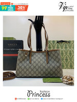 Top ORI หนังแท้ | GUCCI GG Emblem medium tote bag 30cm / GUCCI Tote Bag กระเป๋าสะพายทรงโท้ท คอลเล็กชั่นใหม่ตีความประวัติศาสตร์แห่งความสง่างามและงานฝีมือของแบรนด์ขึ้นใหม่