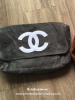 Chanel Beaute Crossbody Bag กระเป๋าสะพาย VIP. GIFT ของแท้ จาก Chanel Cosmetic วัสดุขนวูฟสีดำหนานุ่ม ตัดโลโก้แบรนด์หนังแก้วสวยโดดเด่น น้ำหนักเบา เปิดปิดด้วยฝาปิดกระดุมแม่เหล็ก ใบใหญ่กำลังดี ใส่ iPad, กระเป๋าสตางค์ใบยาว, และของจุกจิกได้เยอะ มาพร้อมสายยาวเลื