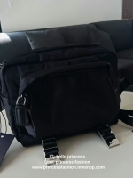 Prada Bag ทรงใหม่มีไว้ไม่ซ้ำใครแน่นอนคะ จะสะพายข้าง หรือ คาดอกก็ได้คะ วัสดุทำจากผ้าNylon กันน้ำ ตัวอะไหล่สีเงิน ขนาดกำลังดี ใส่ของได้เยอะคะ มือถือ กระเป๋าตังใส่ได้ สบายๆคะ ด้านหน้าและด้านหลังมีช่องซิปแยกให้อีกคะ ใช้ได้ทั้งผู้ชายผู้หญิงเลยคะ ด้านข้างกระเป๋