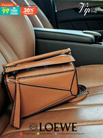 พรีเมี่ยมกิ๊ฟแท้ 100% 】LOEWE CROSSBODY BAG VIP GIFT WITH PURCHASE (GWP) กระเป๋าถือหรือสะพาย Limited Edition จาก LOEWE PERFUME DUTYFREE COUNTER วัสดุ Leather Calfskin หนังแท้สวยอยู่ทรง ขนาดมินิกำลังดี น้ำหนักเบา