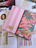 กระเป๋าสตางค์แบบพับจากแบรนด์ดัง VICTORIA'S SECRET แบบพับฝาเปิด ดีไซน์สวย พิมพ์ลายบนหนังpu ด้านหน้าประดับโลโก้ เปิดปิดง่าย ตามแบบฉบับของ Victoria ลุคทันสมัย ใส่บัตร+แบงค์ได้เยอะ แถมมีช่องซิปด้วย น้ำหนักเบา รุ่นนี้ขอแนะนำคะ!