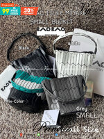 Small : BAO BAO ISSEY MIYAKE SMALL BUCKET เป็นกระเป๋าบัคเก็ตขนาดเล็กสามารถใช้ใส่กระเป๋าสตางค์และโทรศัพท์มือถือได้ ซีรีย์ใหม่นี้มีจุดเด่นที่แผ่นรูปทรงสี่เหลี่ยมด้านขนานในแนวตั้ง เกิดเป็นรูปทรงสามมิติซึ่งแตกต่างไปจากรูปทรงที่เกิดขึ้นจากแผ่นสามเหลี่ยม หูหิ้ว