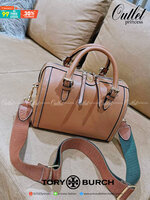 TORY BURCH FACTORY BOSTON BAG กระเป๋าถือหรือสะพายรุ่นใหม่ล่าสุดจาก TORY BURCH FACTORY วัสดุ Calf Skin หนังเรียบสวยอยู่ทรงดีไซน์โดดเด่นทรง Boston เปิดปิดด้วยซิปสะดวกใช้ขนาดกำลังดีใส่กระเป๋าสตางค์ยาว มือถือของใช้ได้เยอะ หูหิ้วจับถนัดมือสายสะพายยาวถอดปรับได้