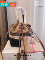 BURBERRY VINTAGE CANVAS BUCKET BAG งานพรีเมียมกิ้ฟท์เคาเตอร์ น้ำหอมจากแบรนด์ **ทรงขนมจีบ มาพร้อมสายยาว วัสดุผ้า Canvas เนื้อหนาซับในอย่างดี ลายแบรนด์สวยมากคะ จุดเด่นคือ กระเป๋าสามารถ จุของได้เยอะมาก มาพร้อมกระเป๋าใบเล็กอีกหนึ่งใบสามารถแยกใช้งานได้ ถือแล้ว