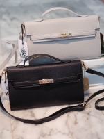 New arrival! KEEP Tina shoulder leather bag กระเป๋าสะพายข้าง หนังสวยผิวสัมผัสคล้ายหนังแท้ ขนาดกะทักรัด ภายในสีแดงมีช่องใส่ของจุกจิกถึง 4 ช่องใหญ่ และช่องใส่บัตรอีก 4 ช่อง สามารถ สะพายข้างหรือ cross body ได้ จุดเด่นน้ำหนักเบา ผิวเนื้อ matte สี classic มากค