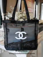 สาวๆ style minimal ห้ามพลาด! Chanel Black Mesh Tote Bag กระเป๋าแบรนด์ชาแนล ของแท้ (ไม่ใช่งานเลียนแบบ) ทำจาก 100% Polyester Mesh ใบขนาดพอดี รุ่นนี้ตัวสายทำจากผ้า ด้านหน้าสกรีนชื่อแบรนด์ น้ำหนักเบา สะพายไหล่ได้ ดีไซน์เก๋ ใส่หนังสือ ใส่แฟ้มเอกสาร ipad ได้สบา
