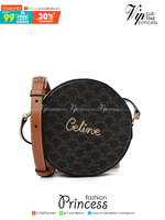 CELINE ROUND PURSE ON STRAP IN TRIOMPHE CANVAS / พร้อมส่งที่ไทยกับ CELINE CROSSBODY BAG กระเป๋าทรงครอสบอดี้ ใบกลมเล็กน่ารัก วัสดุหนังทั้งใบ ตกแต่งด้วยโลโก้แบรนด์ปักเลื่อมด้านหน้า