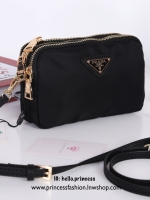 Prada 3 zipper mini crossbody nylon bag สินค้า Premium gift จากเค้าเตอร์แบรนด์ต่างประเทศ แท้💯 วัสดุผ้า nylon เนื้อหนาคุณภาพดี อะไหล่ทอง สวยหรู ดูแพง รุ่นนี้มี 3 ช่องซิปแบ่งเป็นสัดส่วน สามารถใส่ Iphone 8+ หรือรุ่นเทียบเท่าได้แบบสบายๆ ซับในพิมพ์ลายแ