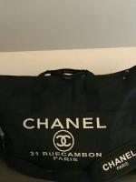 Must Have Now!!! กับ ไอเท็มที่ต้องมีติดตู้!! Chanel VIP Extra Large Tote/Duffle Bag กระเป๋าเดินทางแบบถือ ทรงยอดฮิต กันน้ำได้เต็มใบ 100% ด้านหน้าสกรีนโลโก้แบรนด์ เปิดปิดด้วยซิป ด้านในส่ของได้จุใจ มีช่องใส่ของเป็นสัดส่วน แถมมีช่องพิเศษใส่รองเท้าได้อีกด้วยคะ