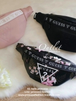 GUESS GESABEL GYM FANNY PACK กระเป๋าหนังคาดเอว/อก ด้านหน้าปั๊มโลโก้แบรนด์ทรงสามเหลี่ยม ตัวกระเป๋าเปิดปิดด้วยซิปใช้งานง่าย มี 2 ช่องซิป มีลูกเล่นซ่อนซิปหน้าคาดปิดด้วยสายพิมพ์โลโก้ ภายในกระเป๋าโล่งกว้าง สามารถใส่มือถือได้ทุกรุ่น จุของได้เยอะ รับรองถูกใจสาวๆ