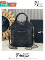 ORI หนังแท้ | Chanel Clutch with chain Bag / Chanel Bucket Bag กระเป๋าถือ กระเป๋าสะพายรุ่นใหม่ล่าสุด ในคอลเลกชัน Métiers d’art ปี 2024/25 ด้วยลูกเล่นของเนื้อสัมผัสและรูปแบบ