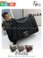 CHANEL BOY กระเป๋าสุดคลาสสิคตลอดกาล ไม่ว่าเวลาจะผ่านไปเเค่ไหนก็ไม่เคย Out สำหรับรุ่นนี้ เรียบ หรู คลาสสิค ผู้ดี ไฮโซที่แท้ทรูอะไหล่เงินรมขวัญสวยมากค่ะ 🧡 เกรดท็อปไฮเอน