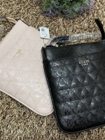 GUESS MINI CROSSBODY BAG กระเป๋าสะพายข้างหรือ crossbody วัสดุหนังแก้วลายทั้งใบ ด้านหน้ามีโลโก้แบรนด์ และช่องโล่งหนึ่งช่อง เปิดปิดกระเป๋าแบบซิป ภายในโล่ง ใส่มือถือ, กระเป๋าสตางค์ใบสั้น, สมุดแบงค์ จุพอประมาน มีช่องเล็กใส่ของจุกจิกอีกช่อง สายสะพายแบบโซ่ต่อหน