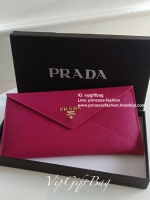 พร้อมส่งครบสีค่าาา กระเป๋าสตางค์ยาว *ทรงหรู จากงานพรีเมี่ยมกิ้ฟ จากเคาเตอร์ต่างประเทศ จากแบรนด์ PRADA ลายหนัง saffiano ของแท้ 100% เปิดปิดฝาพับ มีช่องใส่บัตร 6 ช่อง ด้านในมีช่องใหญ่2ช่อง ใส่ได้ถึงแบงค์พัน หรือจะใส่มือถือได้ถึง Iphone+ และช่องซิปใส่ของจุกจ