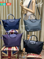 Longchamp Le Pliage Neo Size M มาพบกับกระเป๋ารุ่นยอดนิยม ที่สาวๆ ต้องมีไว้เก็บไว้สักใบ กระเป๋าโท้ทใบนี้ มาพร้อมกับสีที่มีสไตล์เรียบง่าย มีสายสะพายยาวช่วยให้คุณสามารถสะพายไหล่ได้อย่างสบาย ในขณะที่ที่ปิดแบบซิปช่วยให้คุณมั่นใจได้ว่าของด้านในมีความปลอดภัย Le 