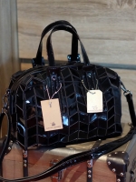 ทรง speedy ขายดี น่ารักมาก จากแบรนด์ David Jones กระเป๋าสะพายข้างดีไซน์เกร๋มาก สีดำเงาสวยหรูมาก ขนาดกะลังดีเลย น้ำหนังเบามากคะ ภายในมีช่องเก็บของจุกจิกได้ มีถุงผ้าแบรนด์ให้คะ ใบจริงสวยมากคะ ดีต่อใจ