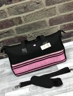 VICTORIA'S SECRET TRAVEL BAG กระเป๋าเดินทางใบใหญ่ น้ำหนักเบา วัสดุผ้า canvas ผสมNylon มีคุณสมบัติกันน้ำได้ ด้านหน้าสกรีนโลโก้แบรนด์ เปิดปิดด้วยซิปเดียวด้านบน ภายในกว้าง จุได้เยอะ อีกไอเทมสำหรับสาวๆที่ชอบเล่นกีฬา เดินช้อปปิ้ง เล่นโยคะ ใบนี้เหมาะมากเลย