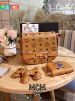M.C.M set New Handbag Leather Messenger Bag กระเป๋าสะพายข้างทรงสวย ใหม่ล่าสุด รุ่นนี้สวยมากคะ มาพร้อมอะไหล่ห้อยกระเป๋าเกร๋ๆ กระเป๋าสตางค์ใบเล็ก พร้อมกล่องครบเซ็ท พร้อมเสิร์ฟให้สาวๆได้สวยถึงบ้านแล้วน้า
