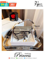 DIOR SADDLE BAG กระเป๋าสะพายดิออร์ รุ่นยอดนิยมตามแบบฉบับแบรนด์ ใช้งานได้ 2 แบบ สะพายยาว CROSSBODY และสายสั้นถือได้เก๋ๆ ลุคนี้คูลสุดๆ เลยค่าา ภาพถ่ายจากสินค้าจริง! สวยมาก พร้อมส่งที่ไทยราคาสุดคุ้ม สาวๆ ห้ามพลาดค่ะ!