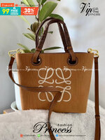 Loewe Anagram leather canvas tote bag / Loewe Tote Bag กระเป๋าโท้ทน้องใหม่ วัสดุทำจากหนังแคนวาส ใช้งานทนทาน ออกแบบมีสายสะพายไหล่และหูหิ้ว เรียกว่าใช้งานได้แบบ 2 in1 งานสวยล้ำ ไม่ซ้ำใคร ปักโลโก้ Anagram ที่ด้านหน้า เปิด-ปิดด้านบนด้วยเชือกผูก ด้านในมีช่องสำ