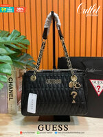 ของแท้ 💯% 】GUESS CROSSBODY BAG กระเป๋าถือหรือสะพาย ขนาดกำลังดี วัสดุ pu. faux leather หนังนิ่ม นุ่มมาก สวยอยู่ทรง มาพร้อมพวงกุญแจน่ารักๆ ถอดออกได้