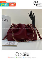 Loewe Medium Flamenco purse in mellow nappa ใหม่ล่าสุด กับแบรนด์หรู กระเป๋าสะพายงานหนังเต็ม หนังแท้สวยมาก ให้สัมผัสนุ่มสบายผิว มาพร้อมสายสะพายร้อยห่วงสีทองหรูหรา ตัดกับสีกระเป๋าสวยงามได้อย่างลงตัว