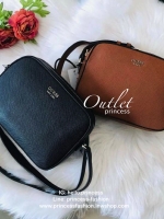GUESS ZIP TOP KAMRYN CROSSBODY BAG กระเป๋าสะพายรุ่นยอดนิยม วัสดุ PU คุณภาพดี น้ำหนักเบา ด้านหน้าประดับด้วยโลโก้แบรนด์สุดหรู เปิดปิดกระเป๋าด้วยซิปสะดวกใช้ ด้านในโล่งกว้างมีช่องซิปและช่องใส่บัตร สามารถใส่มือถือได้ทุกรุ่น กระเป๋าสตางค์ใบสั้นได้ ซับในลายแบรนด